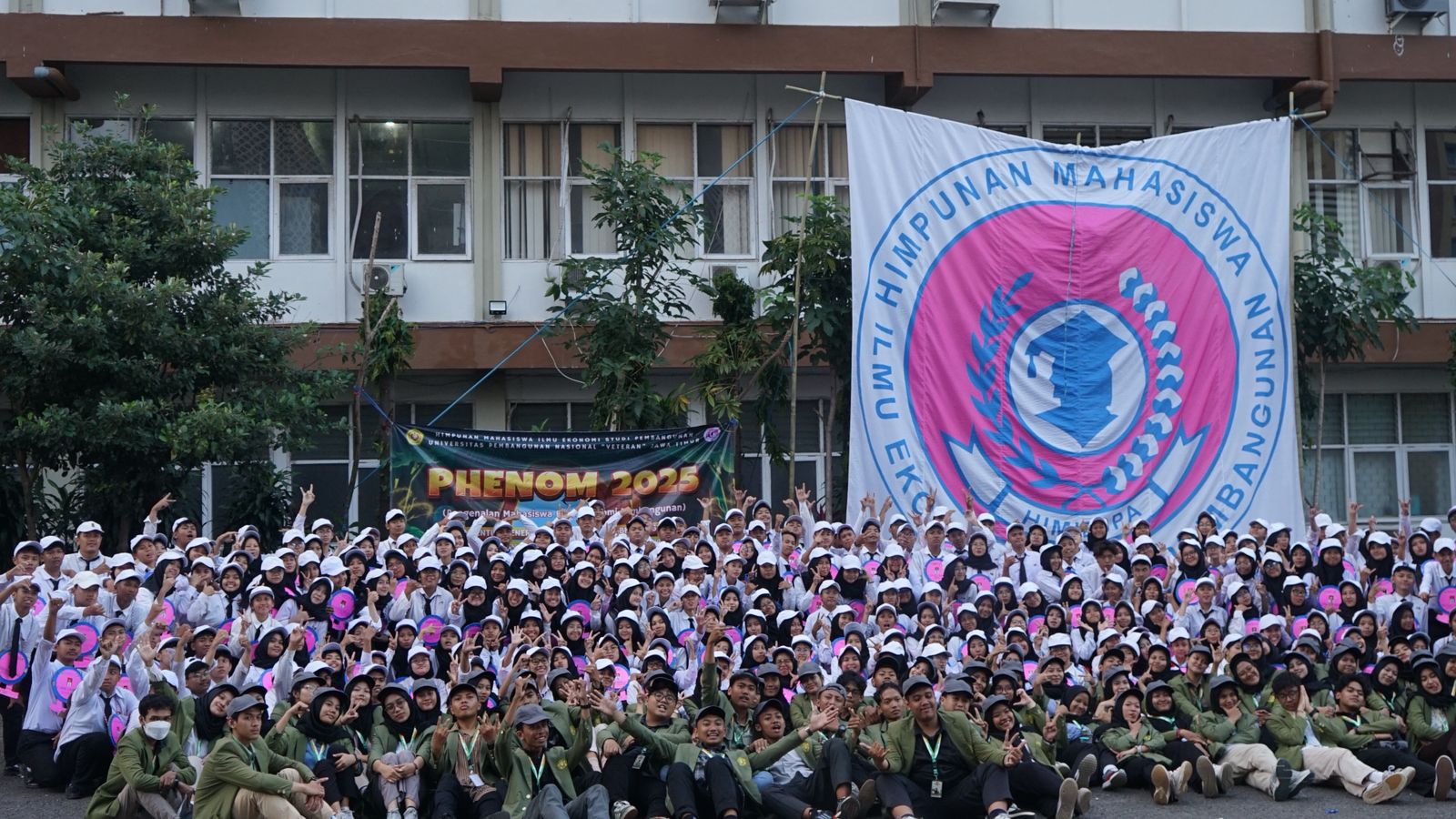 Pengenalan Kehidupan Kampus dan Program Studi Ekonomi Pembangunan dalam Kegiatan PHENOM 2025