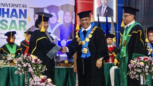 UPN Veteran Jatim Kukuhkan Lima Guru Besar, Profesor Bidang Ekonomi Internasional Angkat Gagasan Countertrade